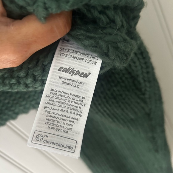 ⭐️ NEW Edikted Medium/Large Dark Green Sweater Cream Star Cropped - Picture 7 of 8